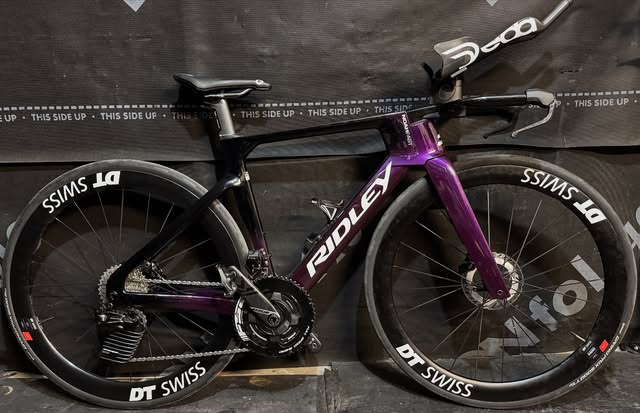 Ridley bicikl u crnoj i ljubičastoj boji u garaži